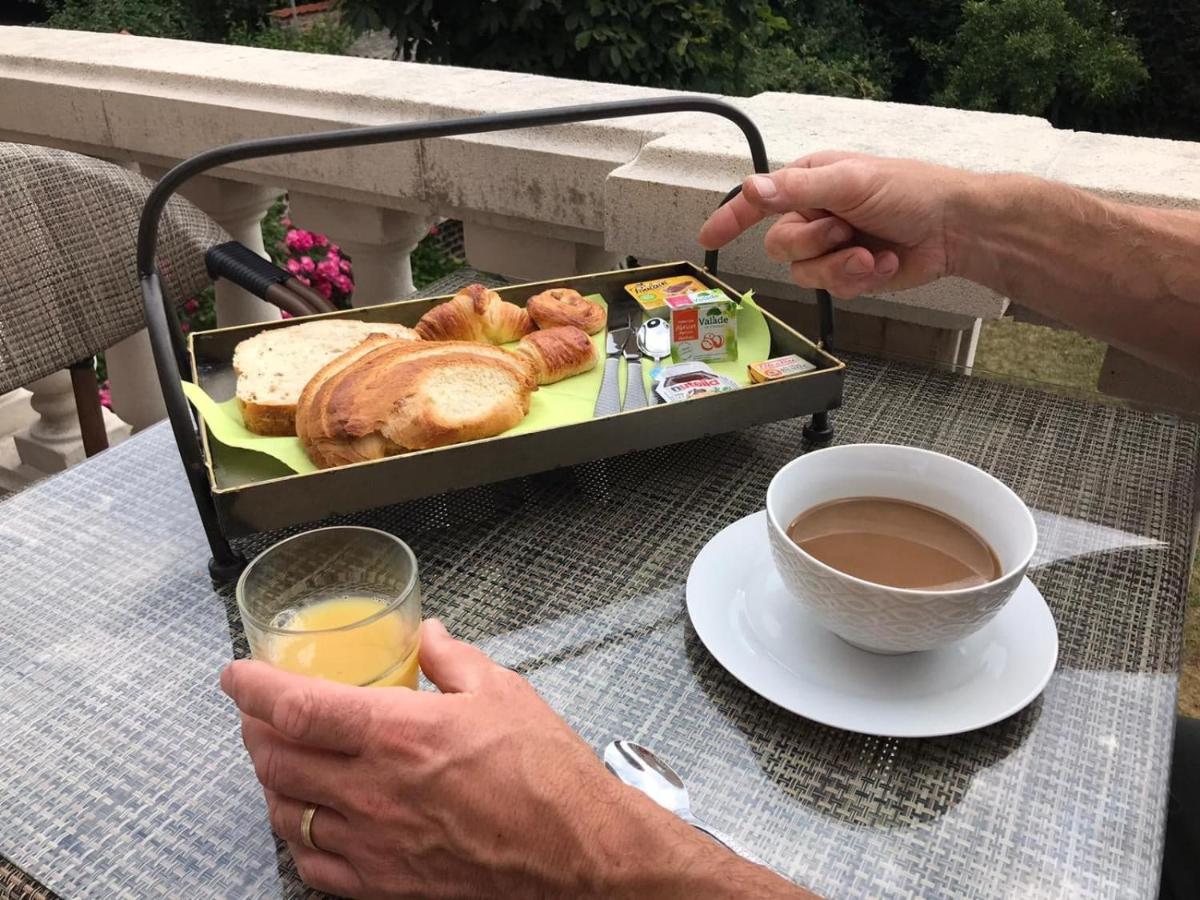 A La Villa Perroy Les Chambres Sont Spacieuses Et Les Petit-Dejeuners Offerts Dunkirk Bagian luar foto
