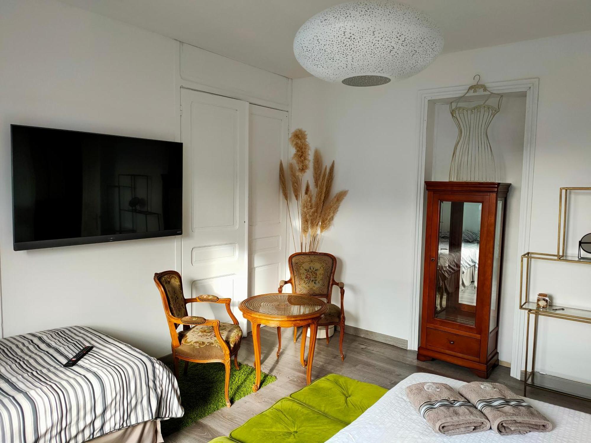 A La Villa Perroy Les Chambres Sont Spacieuses Et Les Petit-Dejeuners Offerts Dunkirk Bagian luar foto
